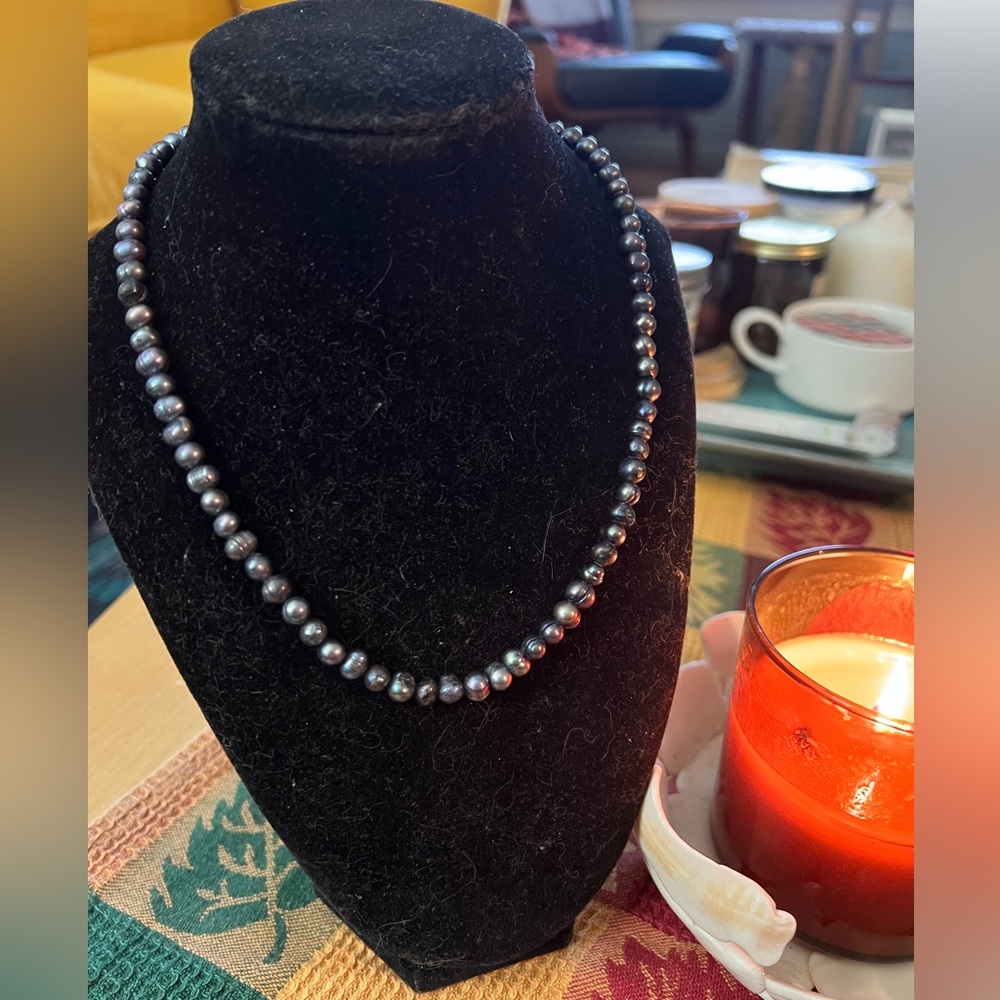 Teng Yua freshwater authentic iridescent black pearl necklace.